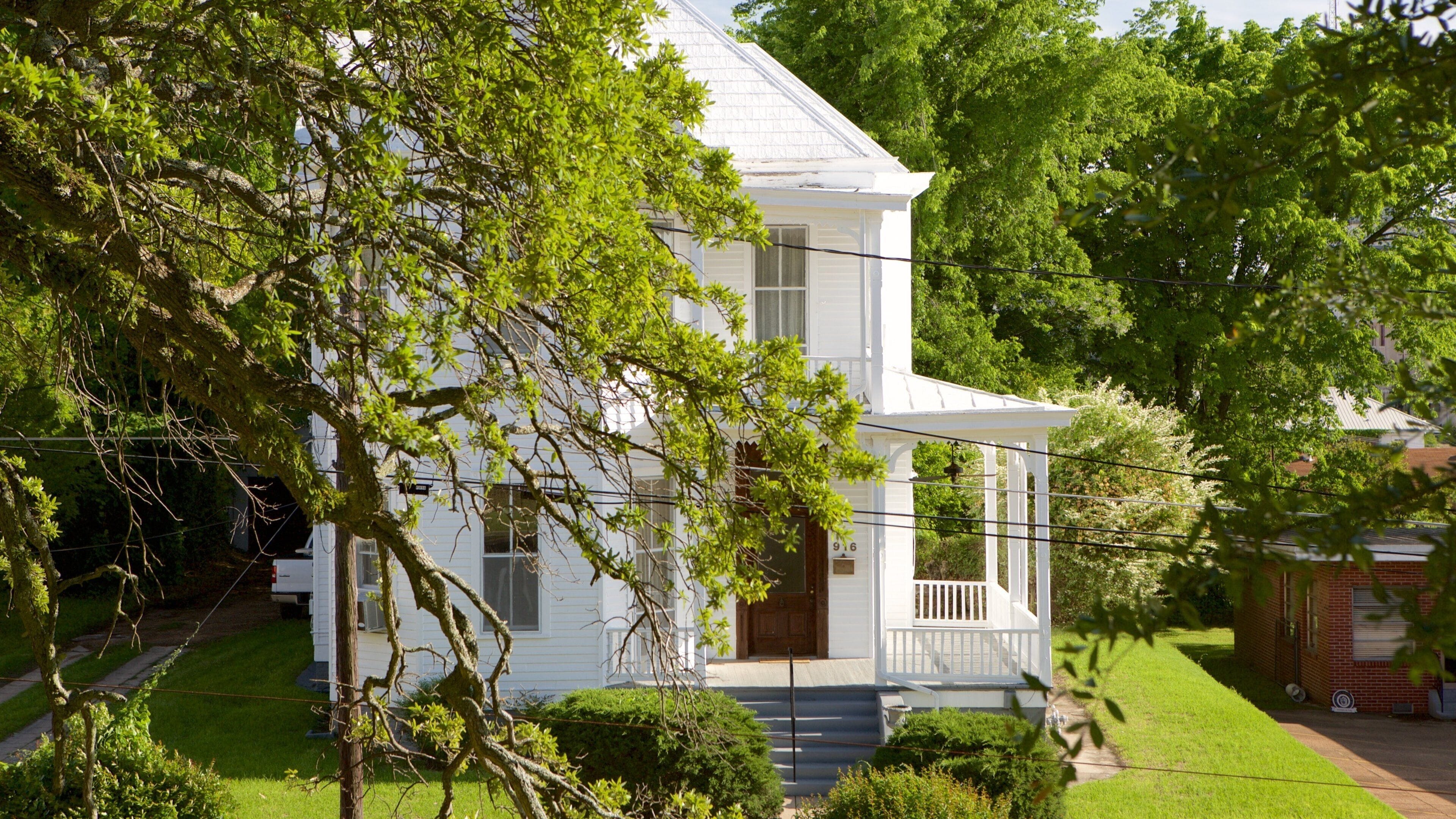 Vicksburg showing a house