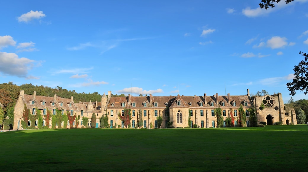 Vue panoramique sur l'abbaye des Vaux de Cernay dans la campagne des Yvelines (France)