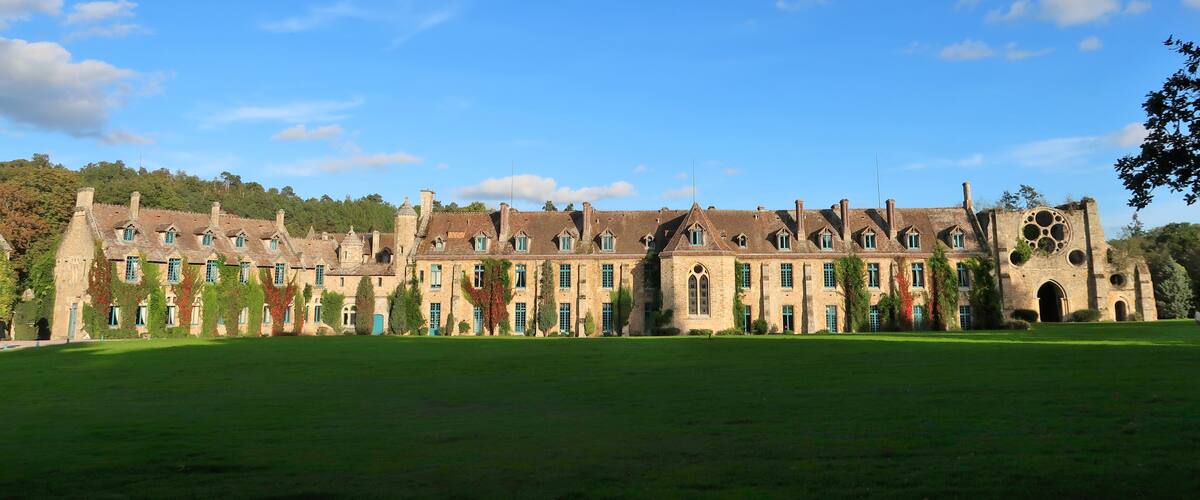 Vue panoramique sur l'abbaye des Vaux de Cernay dans la campagne des Yvelines (France)