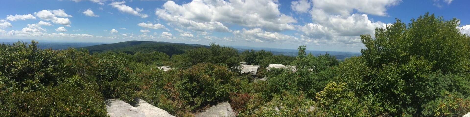Beautiful vista from atop the Channels near Abingdon, Virginia.
http://www.everytrail.com/guide/brumley-mountain-trail-hayters-gap-to-great-channels-of-va
#WeekendGetaway #hike #greatchannels #virginia #getoutside #clouds #beautiful #mountains #roadtrip
#iphone