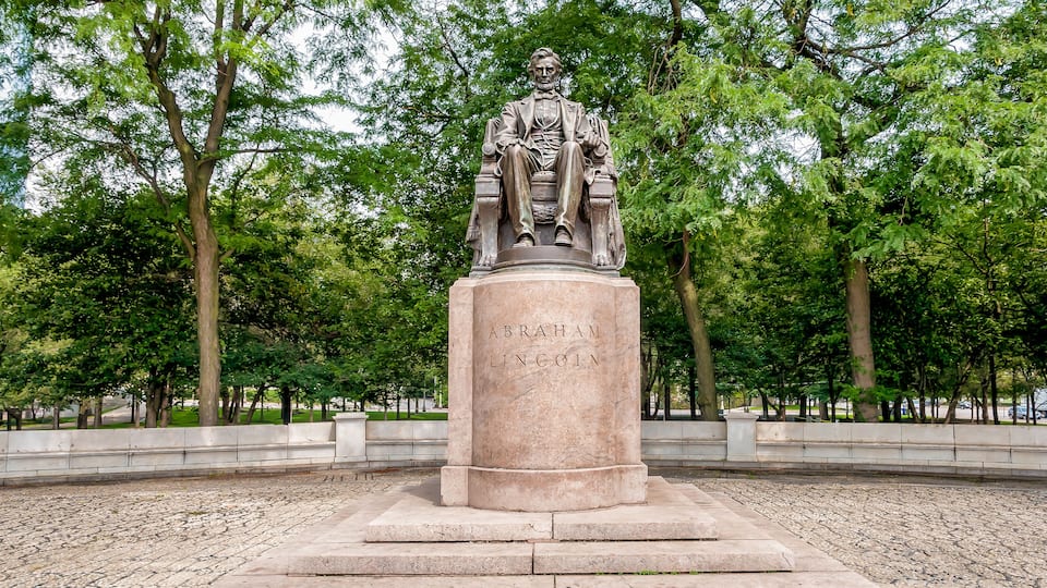 Bronze statue of Abraham Lincoln in Grant Park in Chicago, Illinois, USA