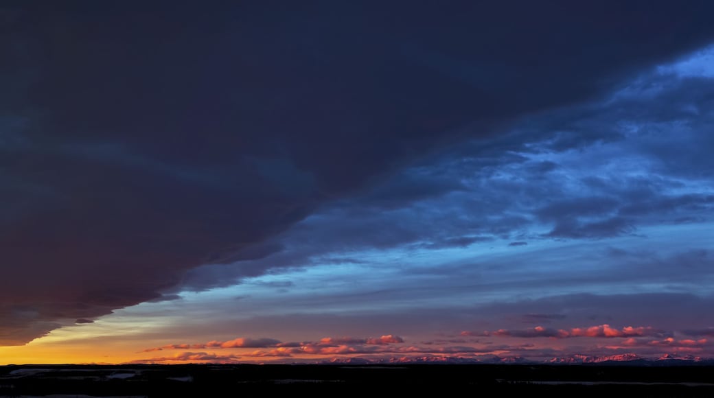 Un cielo dramático con una mezcla de nubes oscuras y una puesta de sol.
