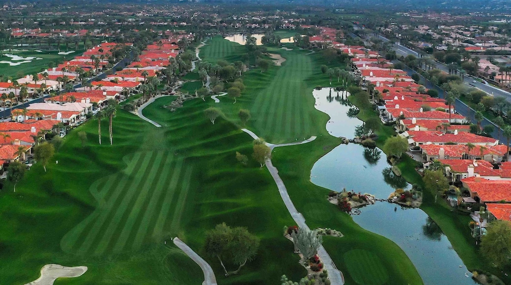 Tonight’s sunset 😍 Hope you had a fantastic day! #desert #life #palmdesert #california #sunset #mountains #golf #optoutside #drone #photography