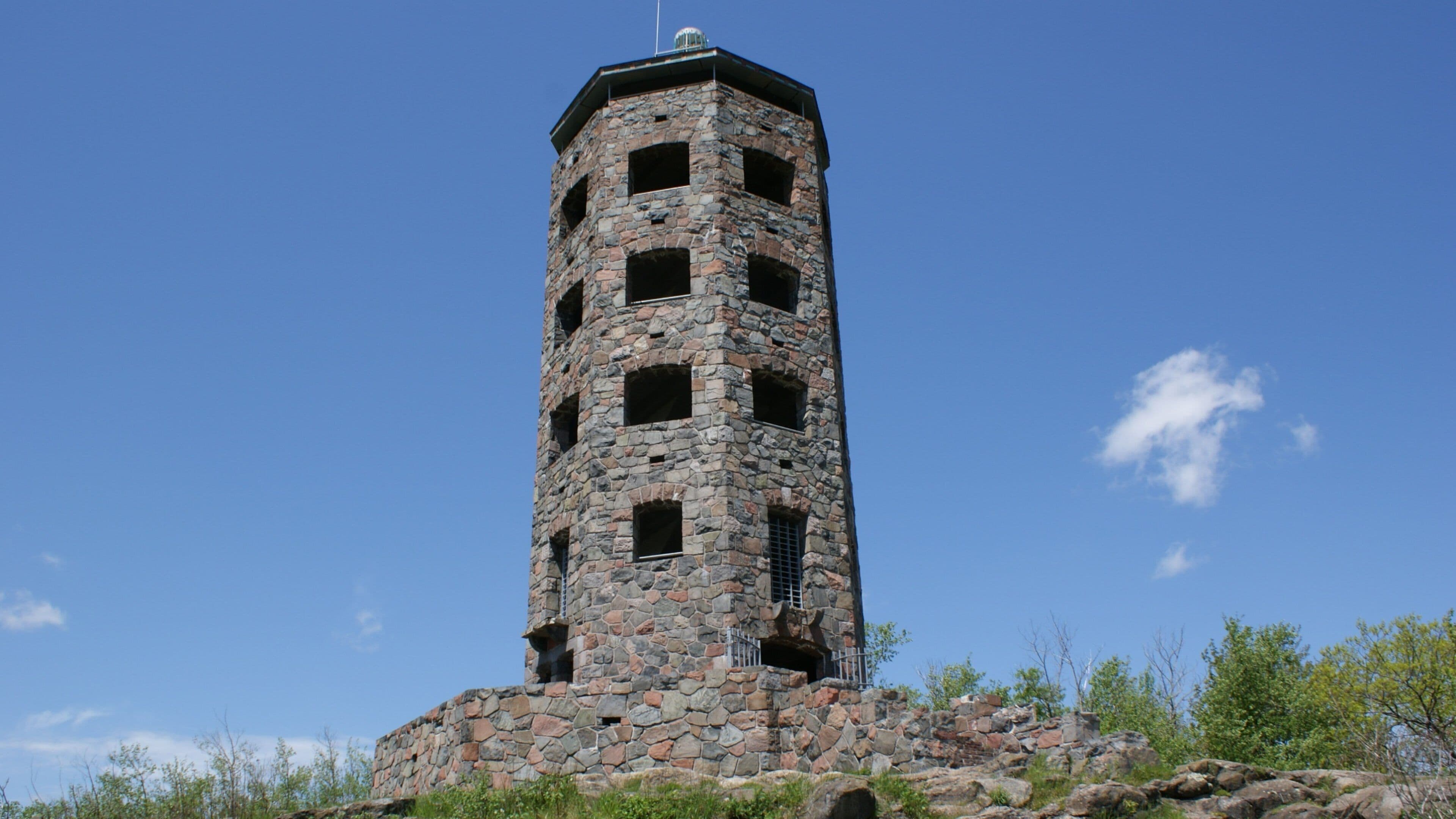Duluth showing heritage architecture and a lighthouse