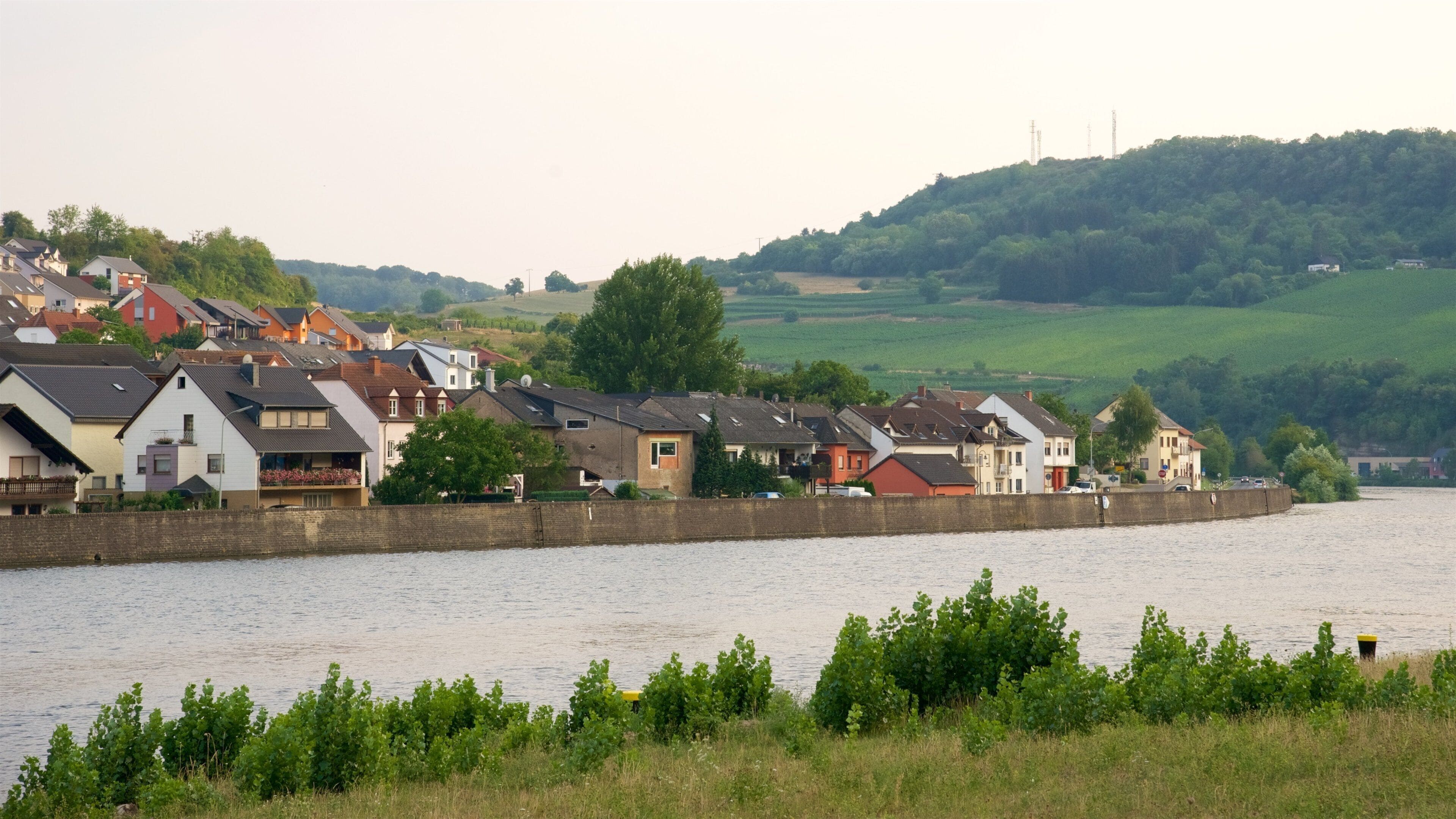 Luxemburg inclusief een klein stadje of dorpje en een meer of poel