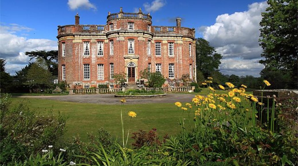 Chettle House (3) Commissioned by George Chafin MP, and designed by Thomas Archer, Chettle remained with the Chafin family until the death of the last of the line in 1818. It then passed into the hands of the Castleman family in 1846, who undertook an extensive programme of renovation and rebuilding. With the death of Edward Castleman in 1946, the house was inherited by his niece Esther Bourke, the grandmother of the present owners Peter and Fiona Bourke.