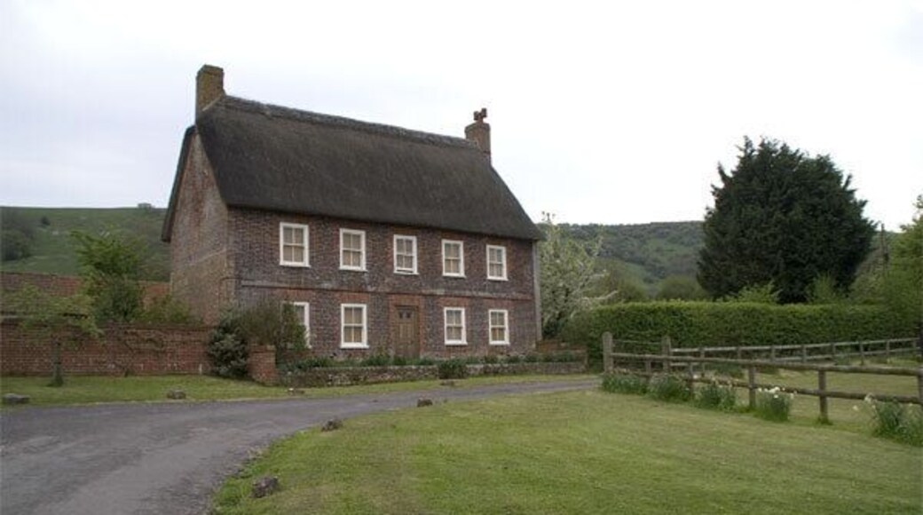 Earls Farmhouse, Belchalwell Street Bell Hill is behind this substantial thatched farmhouse, with the Wessex Ridgeway running along the top