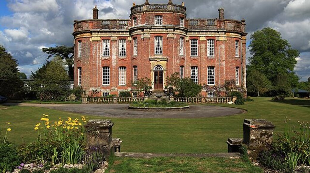 Chettle House Chettle House was built in about 1710 by Thomas Archer for George Chafin, and is a stunning example of the English Baroque style of architecture. A grade I listed country house.