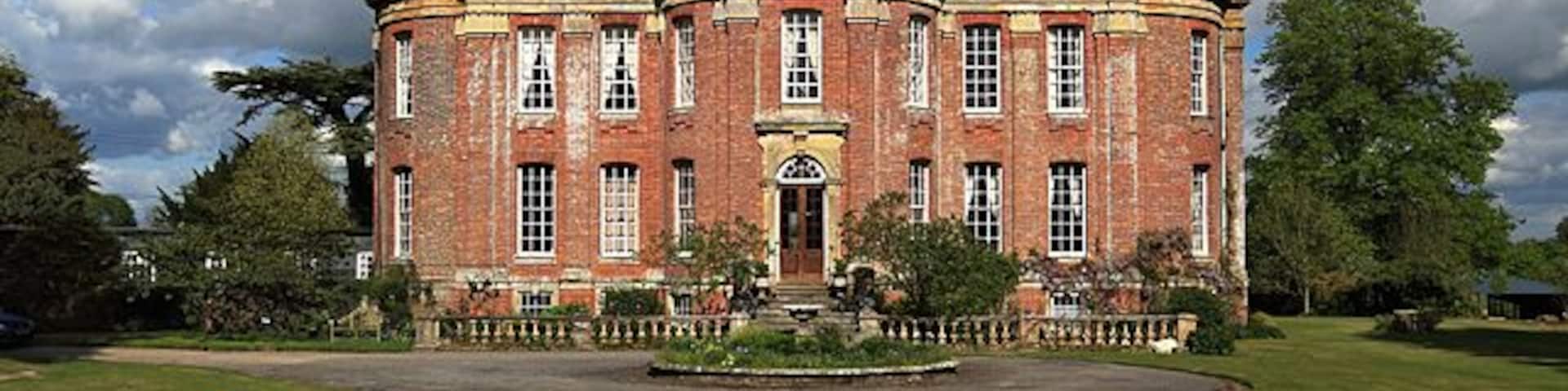 Chettle House Chettle House was built in about 1710 by Thomas Archer for George Chafin, and is a stunning example of the English Baroque style of architecture. A grade I listed country house.