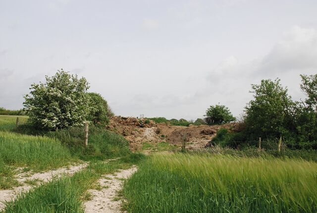 Pit (dis) on Canada Farm Not really (dis) as it obviously still in use as a convenient tip.