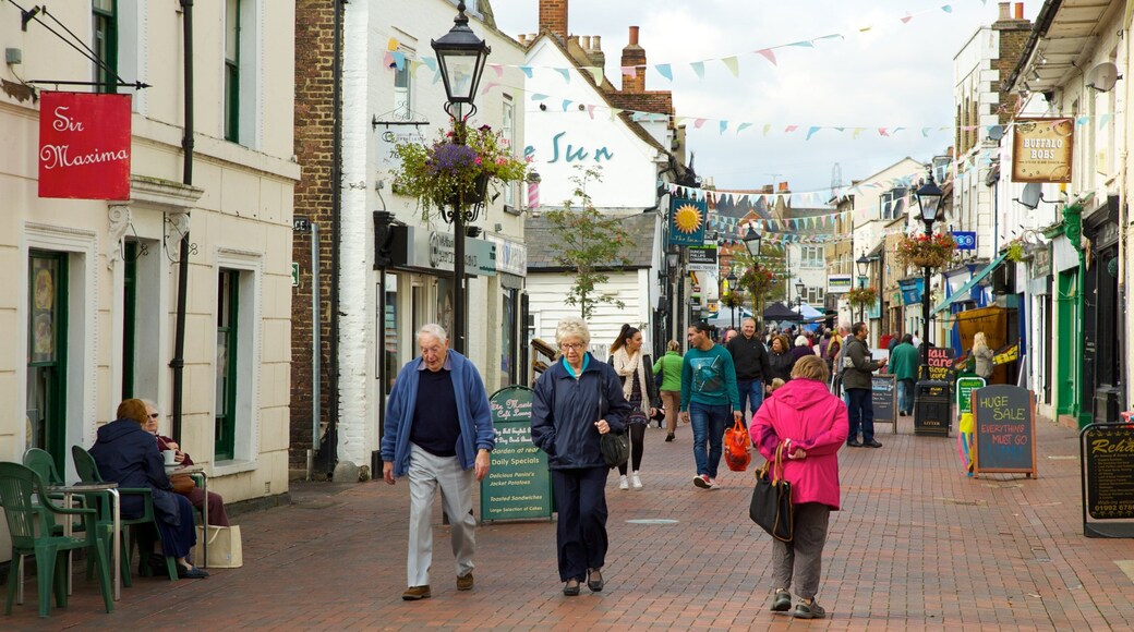 Waltham Abbey welches beinhaltet Kleinstadt oder Dorf sowie große Menschengruppe