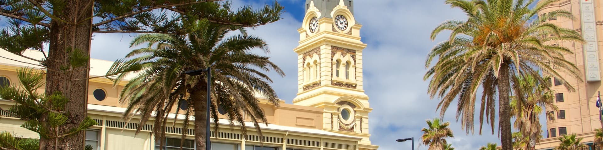 Glenelg ofreciendo patrimonio de arquitectura y un parque