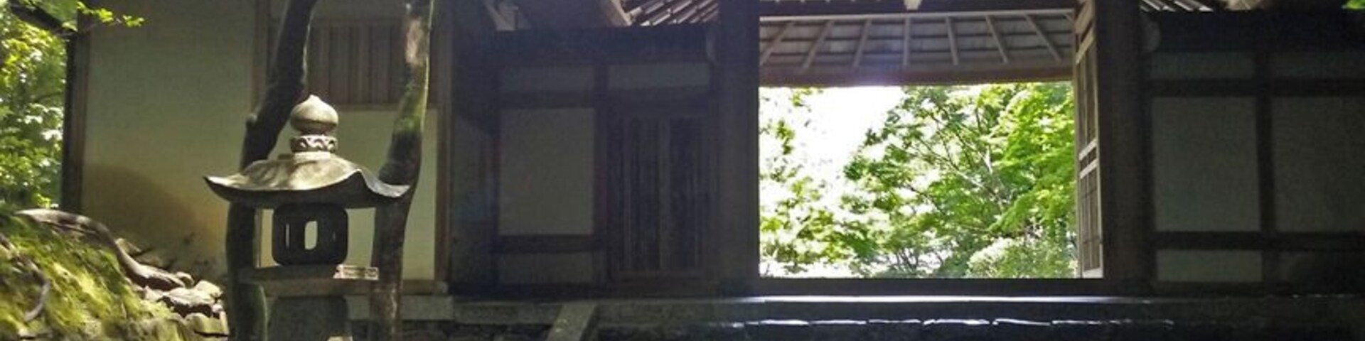 Quiet, mossy Honen-In Temple.