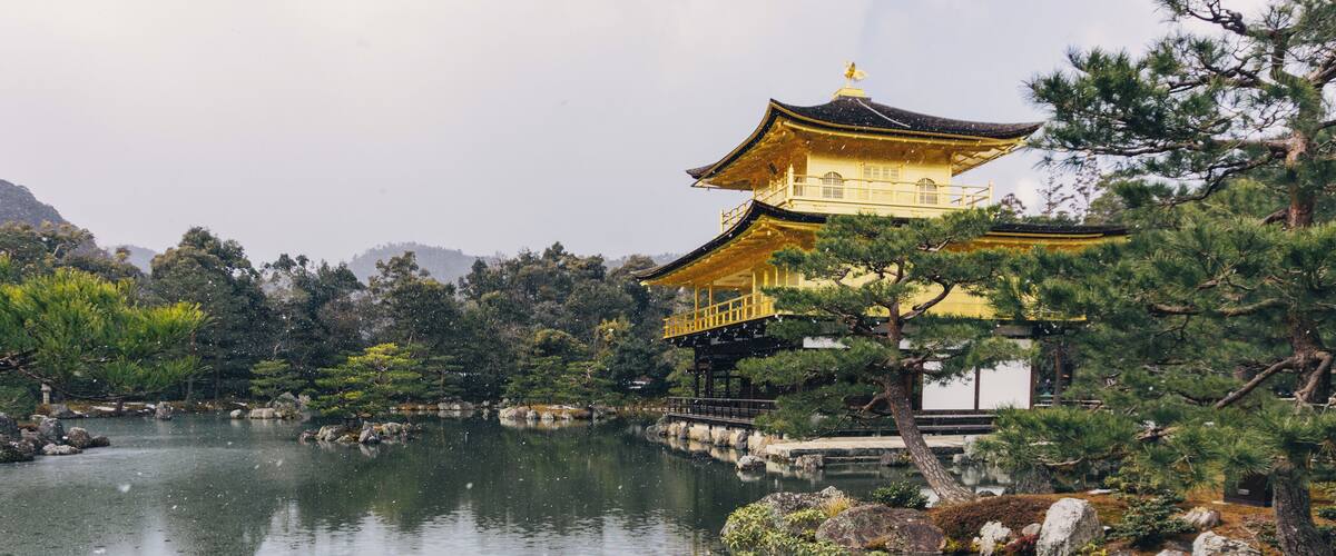 The first time I heard about Kinkaku-ji Temple was in 2012 when I was reading The Temple of the Golden Pavilionby Yukio Mishima. This great novel depicts the incident where a young Buddhist acolyte burned the Golden Pavilion back in 1950. Since then I fell in love with it and put it on my bucket list (I recommend reading the book though).
#Japan #discovery #architecture #kyoto #trover #gold #missions #lifeatexpedia