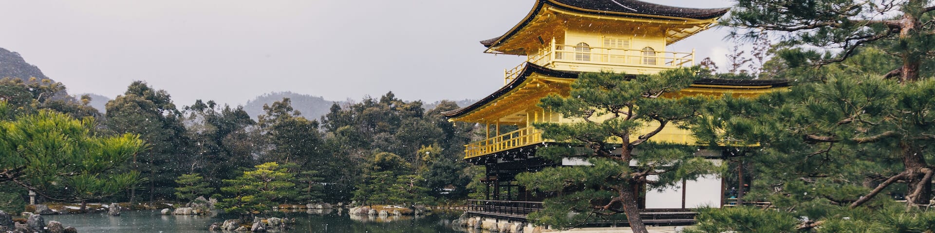 The first time I heard about Kinkaku-ji Temple was in 2012 when I was reading The Temple of the Golden Pavilionby Yukio Mishima. This great novel depicts the incident where a young Buddhist acolyte burned the Golden Pavilion back in 1950. Since then I fell in love with it and put it on my bucket list (I recommend reading the book though).
#Japan #discovery #architecture #kyoto #trover #gold #missions #lifeatexpedia