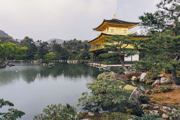 The first time I heard about Kinkaku-ji Temple was in 2012 when I was reading The Temple of the Golden Pavilionby Yukio Mishima. This great novel depicts the incident where a young Buddhist acolyte burned the Golden Pavilion back in 1950. Since then I fell in love with it and put it on my bucket list (I recommend reading the book though).
#Japan #discovery #architecture #kyoto #trover #gold #missions #lifeatexpedia