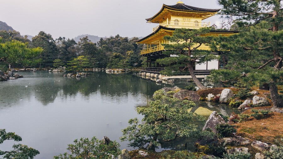 The first time I heard about Kinkaku-ji Temple was in 2012 when I was reading The Temple of the Golden Pavilionby Yukio Mishima. This great novel depicts the incident where a young Buddhist acolyte burned the Golden Pavilion back in 1950. Since then I fell in love with it and put it on my bucket list