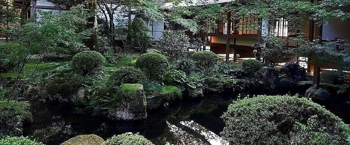 Sanzenin is a temple located in Ohara village, one hour drive from Kyoto. The main attraction of this temple is the moss garden with its numerous stone statues peeking out from the ground. If you are looking for a serene atmosphere, this is the place to be 🌸