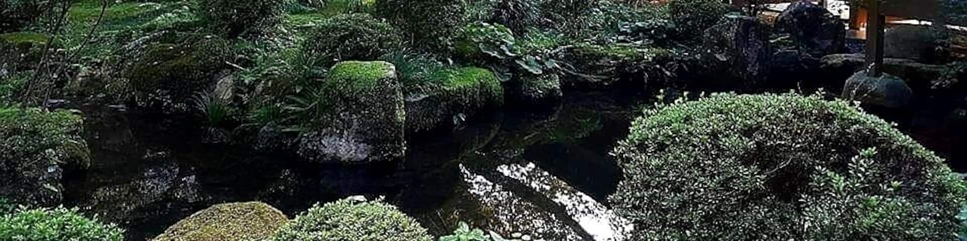 Sanzenin is a temple located in Ohara village, one hour drive from Kyoto. The main attraction of this temple is the moss garden with its numerous stone statues peeking out from the ground. If you are looking for a serene atmosphere, this is the place to be 🌸