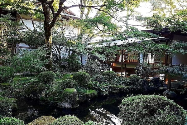 Sanzenin is a temple located in Ohara village, one hour drive from Kyoto. The main attraction of this temple is the moss garden with its numerous stone statues peeking out from the ground. If you are looking for a serene atmosphere, this is the place to be đž