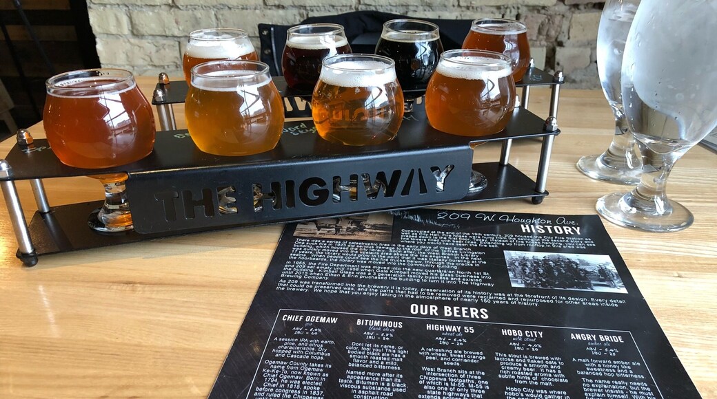 Nice little find on our road trip ... good brew and good food. Love their Chief Ogenaw IPA. Also tried the Sweet Heat Rounders (bacon wrapped sausage) delicious! 😋