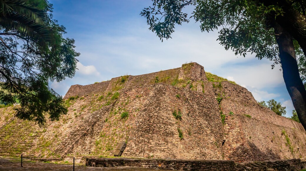 Una antigua estructura de piedra con un muro empinado escalonado y una parte superior plana.