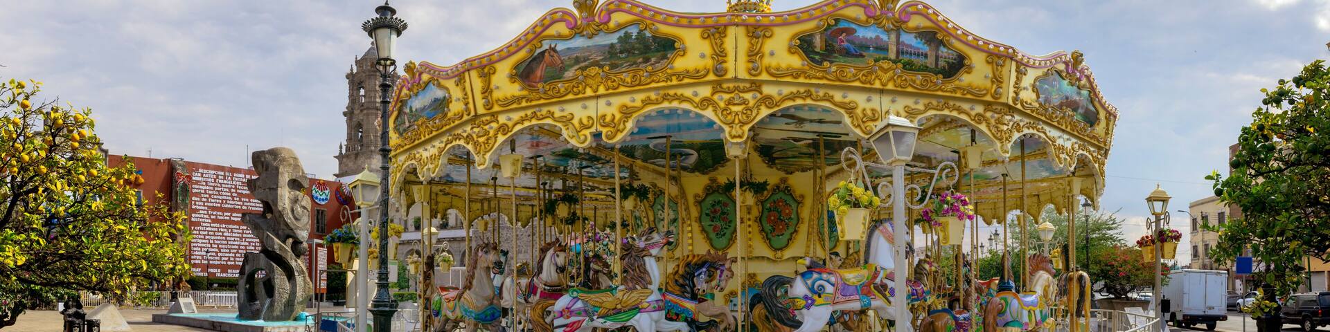 Toma Panorámica Centro Irapuato Carrusel Tradicional Colorido Caballos