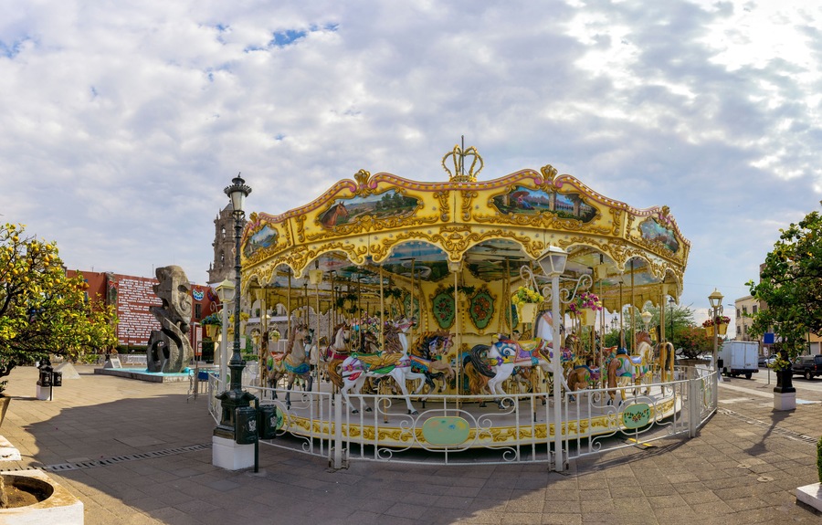 Toma Panorámica Centro Irapuato Carrusel Tradicional Colorido Caballos