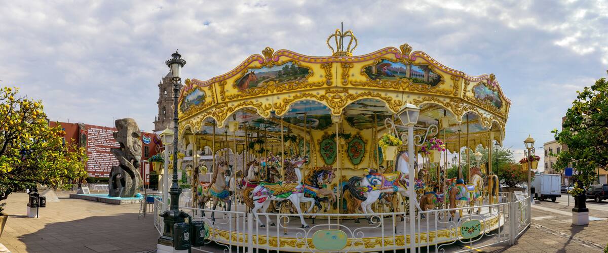 Toma Panorámica Centro Irapuato Carrusel Tradicional Colorido Caballos