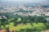 Une vue urbaine avec un grand parc au premier plan.