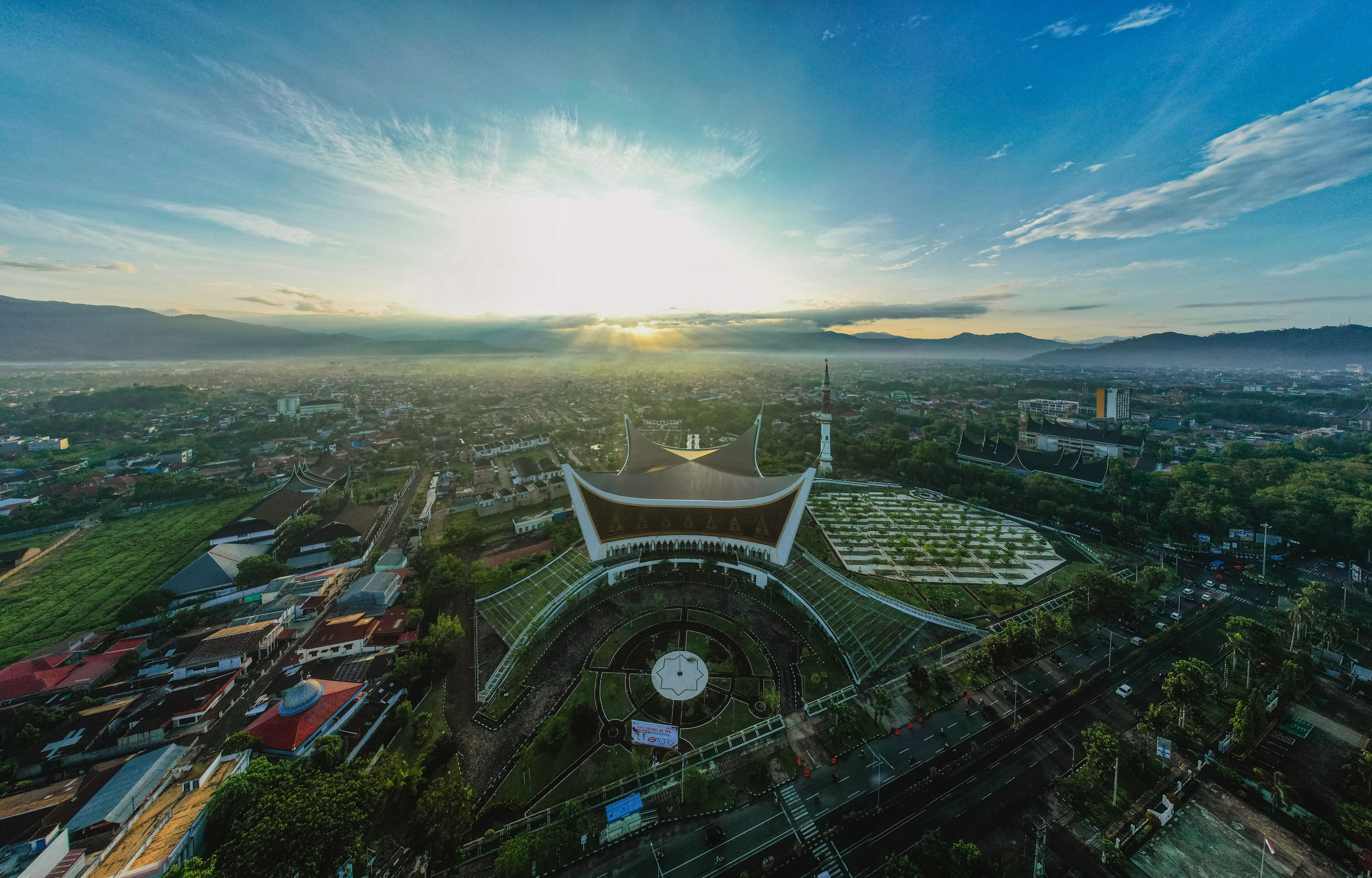 Morning sun The Great Mosque of West Sumatra is the largest mosque in West Sumatra, which is located in Chatib Sulaiman, North Padang District, Padang City.