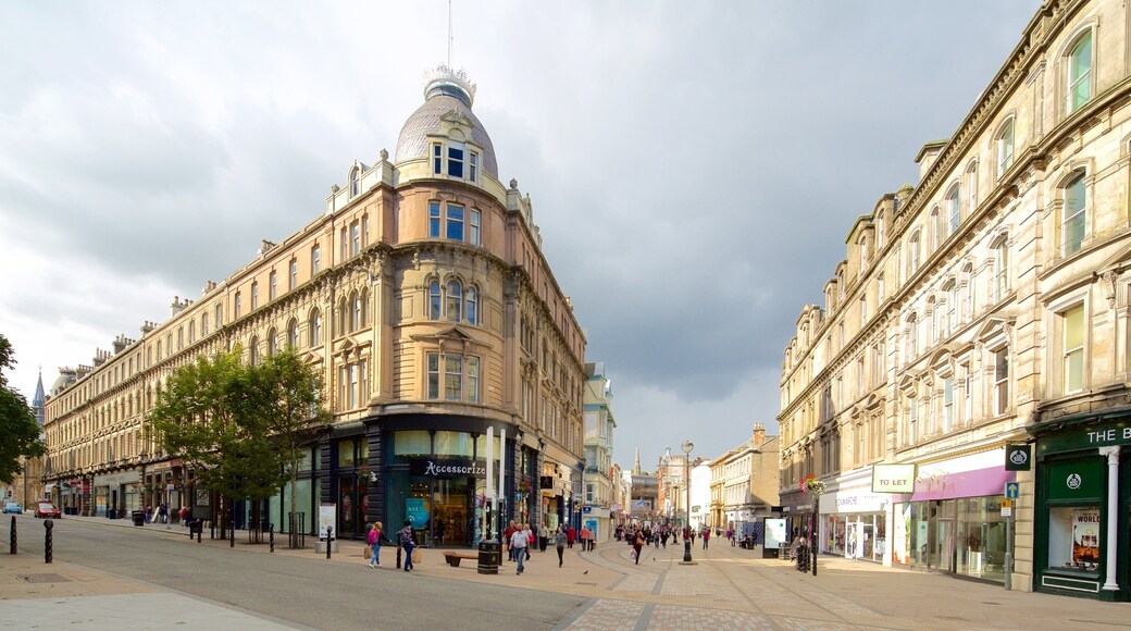 Dundee som inkluderer by og gatescener i tillegg til en stor gruppe med mennesker