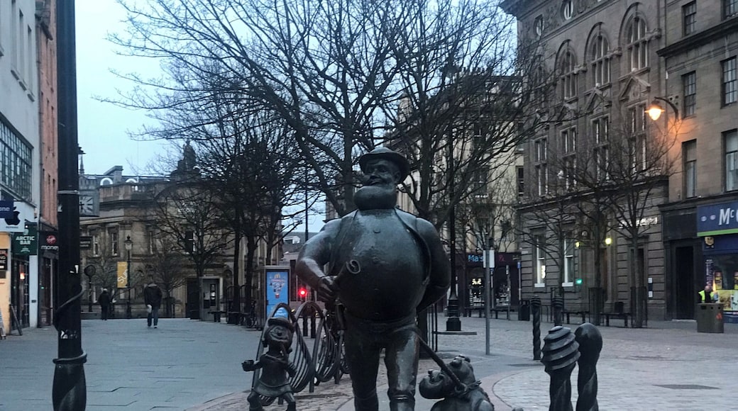 Desperate Dan statue
#Dundee #Scotland #LifeAtExpedia #TroverRT
