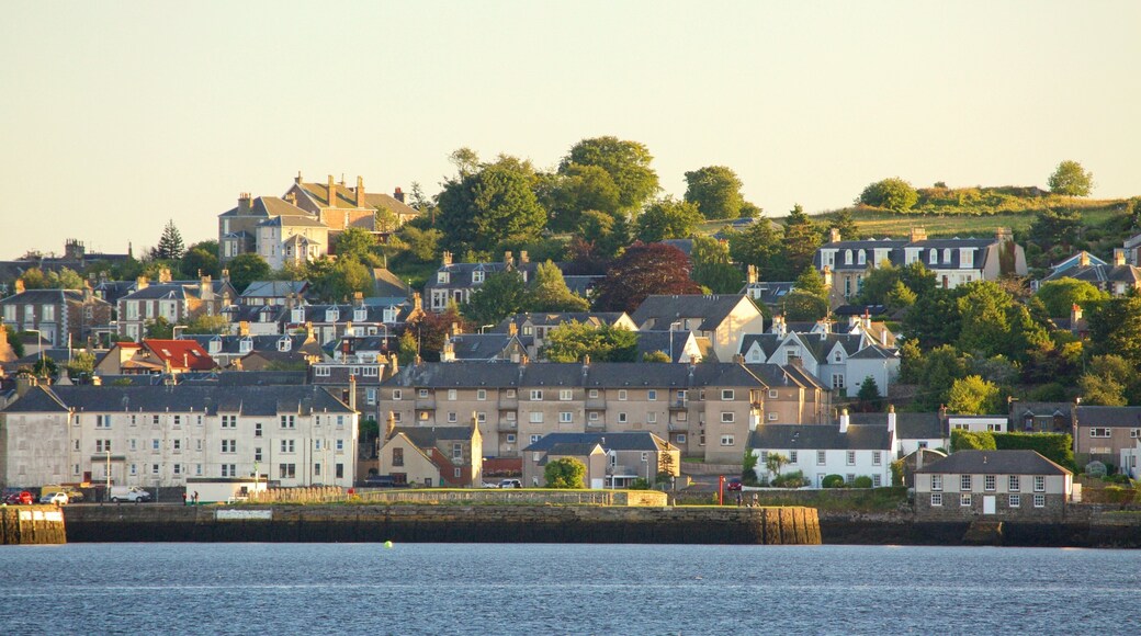 Dundee showing a small town or village and a river or creek