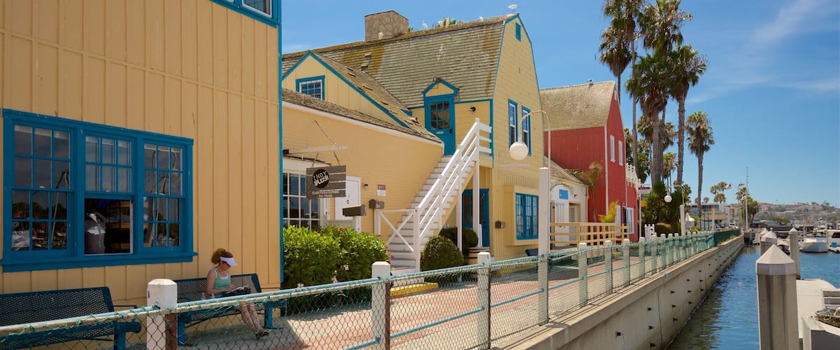 Marina del Rey featuring a bay or harbour