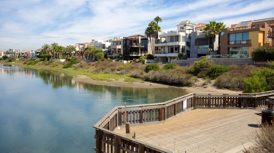 Marina del Rey og byder på udsigt, en kystby og en flod eller et vandløb