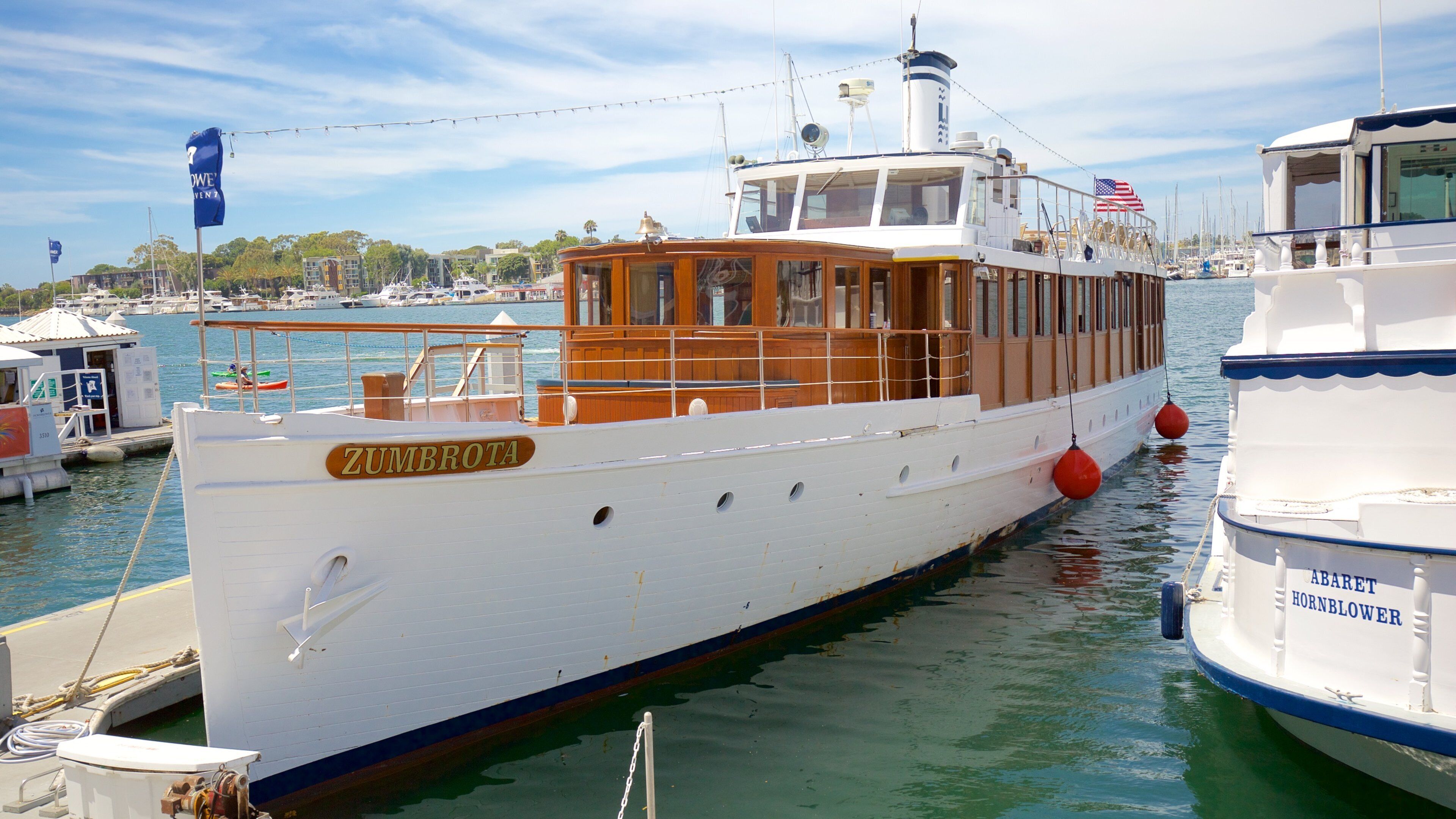 Marina del Rey som omfatter bådsejlads, en bugt eller havn og en marina