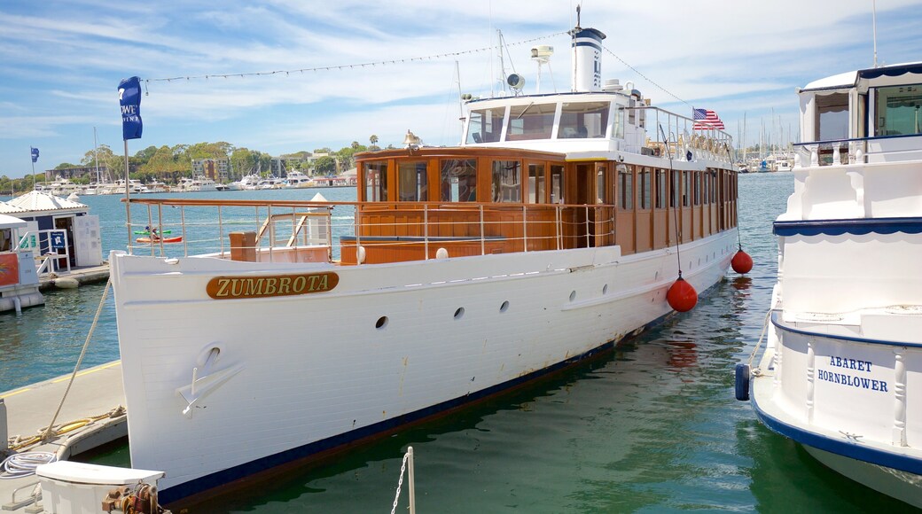 Marina del Rey som omfatter bådsejlads, en bugt eller havn og en marina