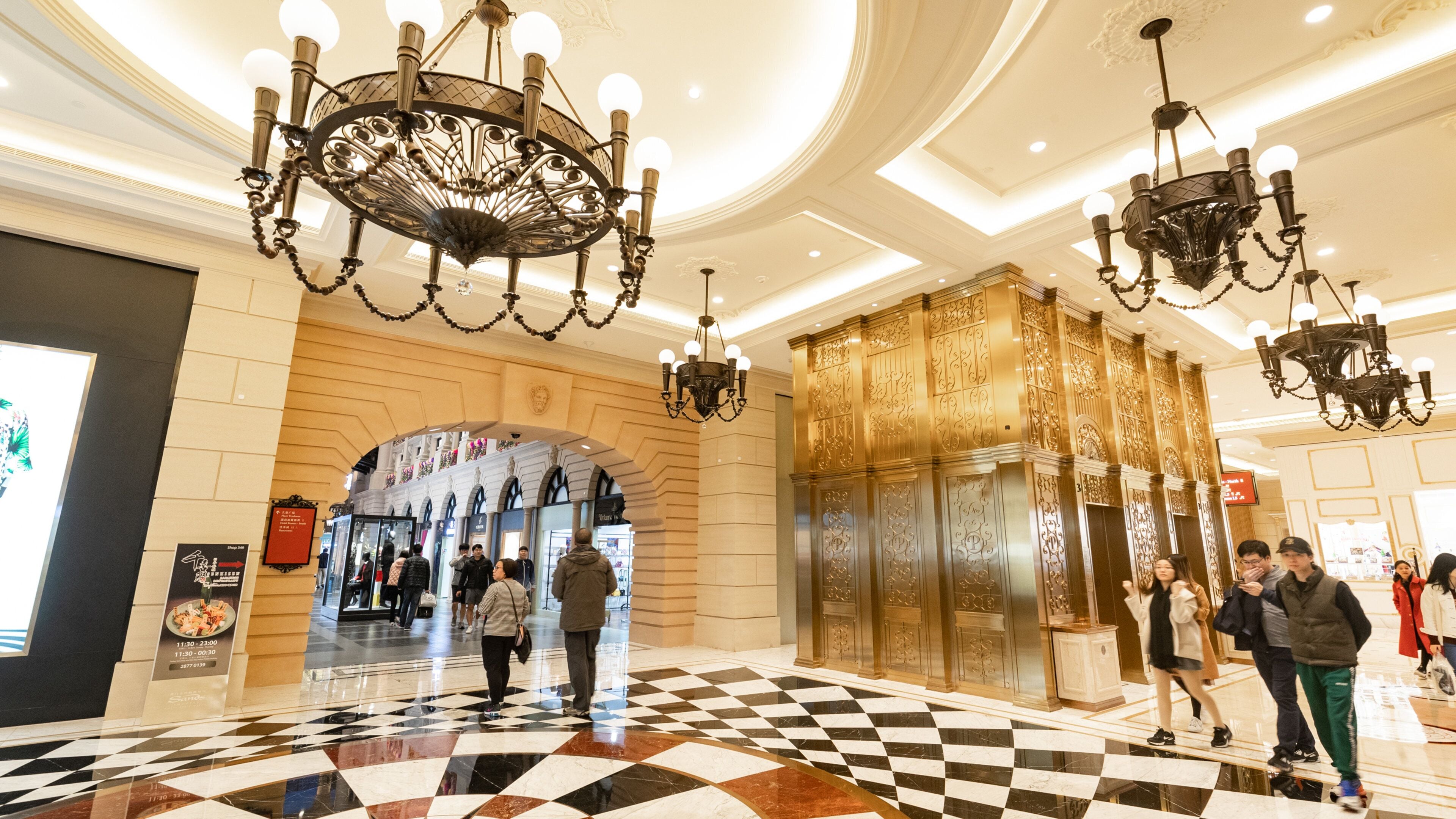 St Maarten and St Martin featuring interior views