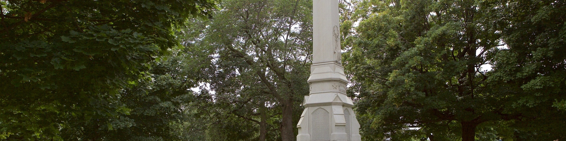 Waltham showing a garden and a monument