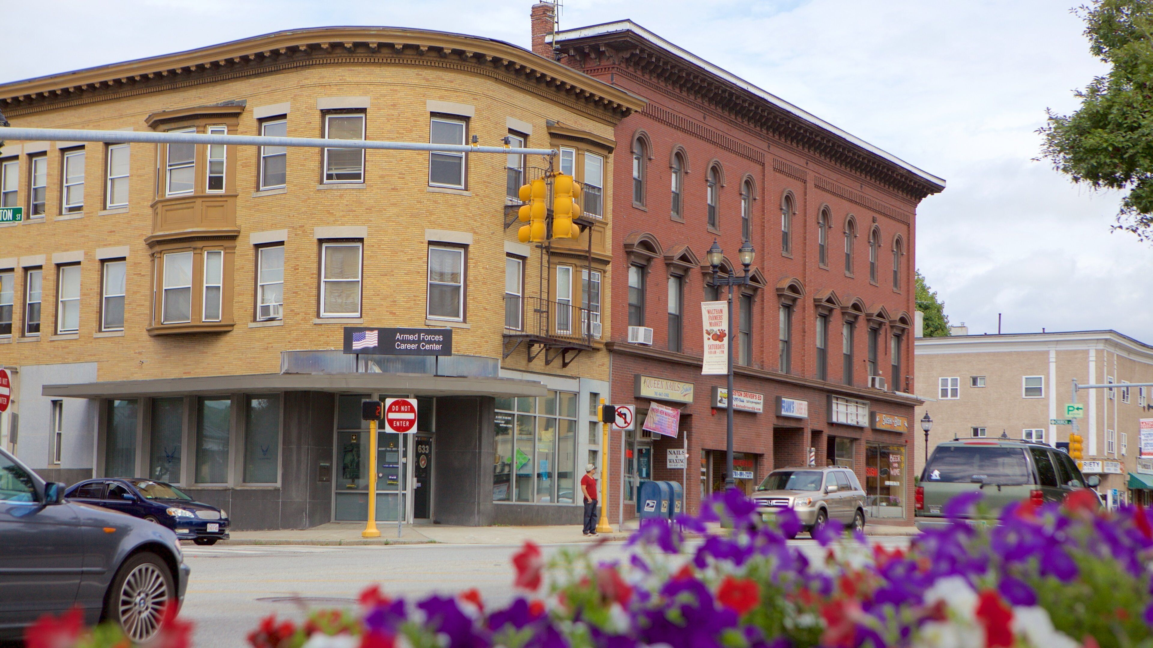 A street with buildings, a traffic light, and a 'Do Not Enter' sign.