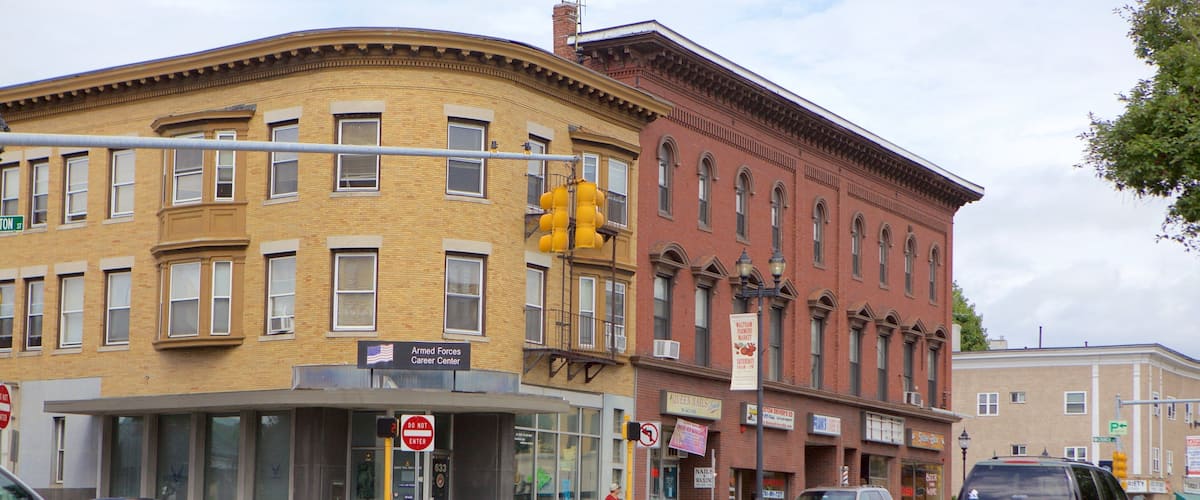 A street with buildings, a traffic light, and a 'Do Not Enter' sign.