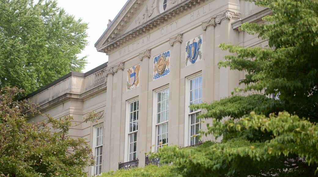 Waltham ofreciendo patrimonio de arquitectura y un edificio administrativo
