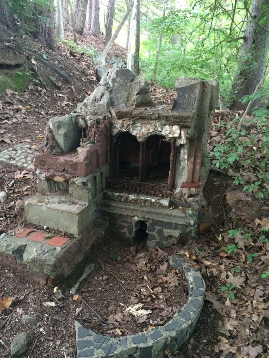 Another creepy little people house. Great location would like to come back at night
#ghosttown #oldruins #fairies 