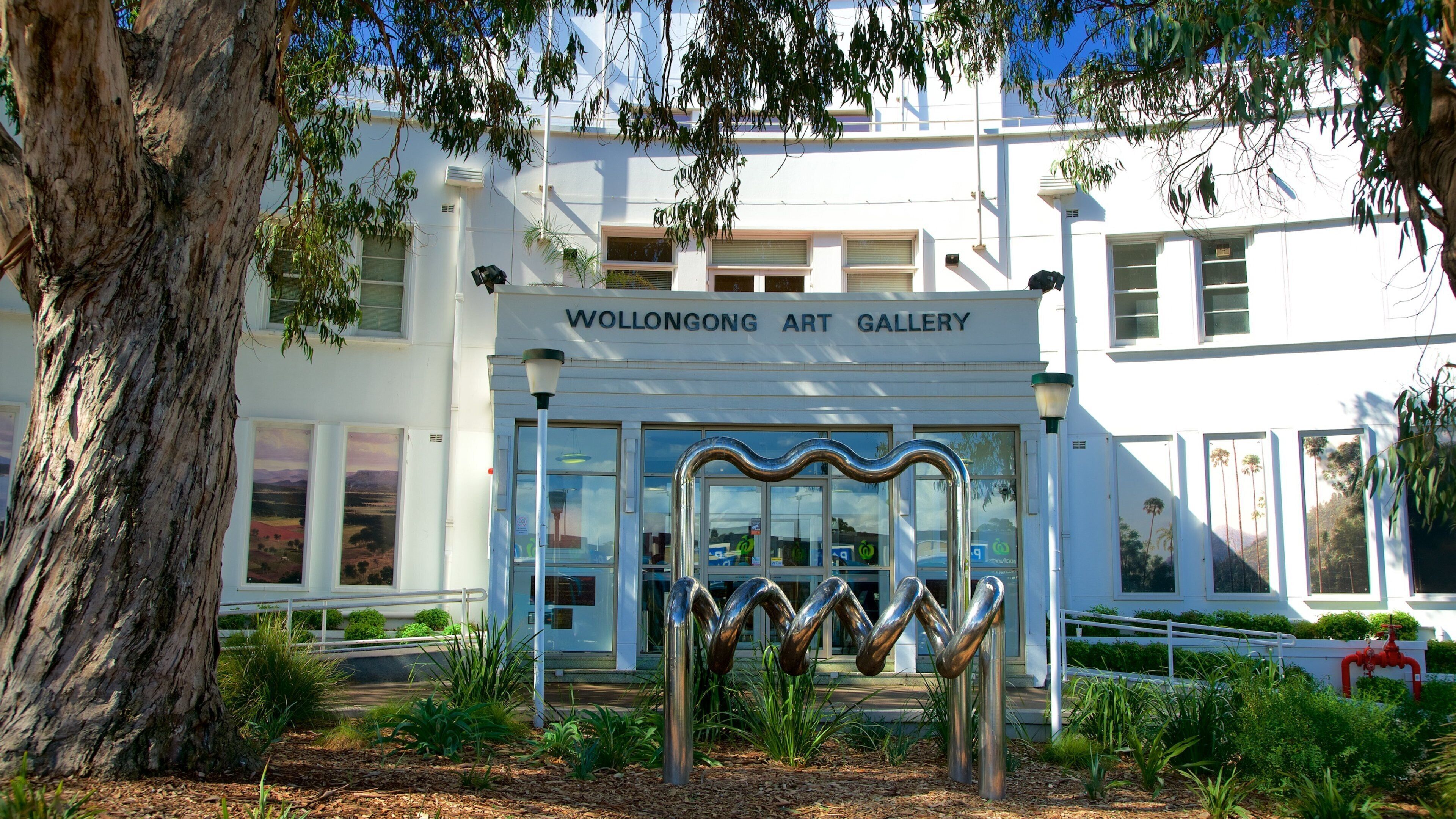 Kunstgalerie Wollongong mit einer markanten Metallskulptur davor.