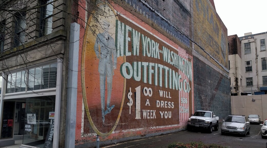 Tacoma is the other town, beside Seattle or Bellevue. Yet, it is full of surprises and funky old murals:)
Grab your camera and go hunting.