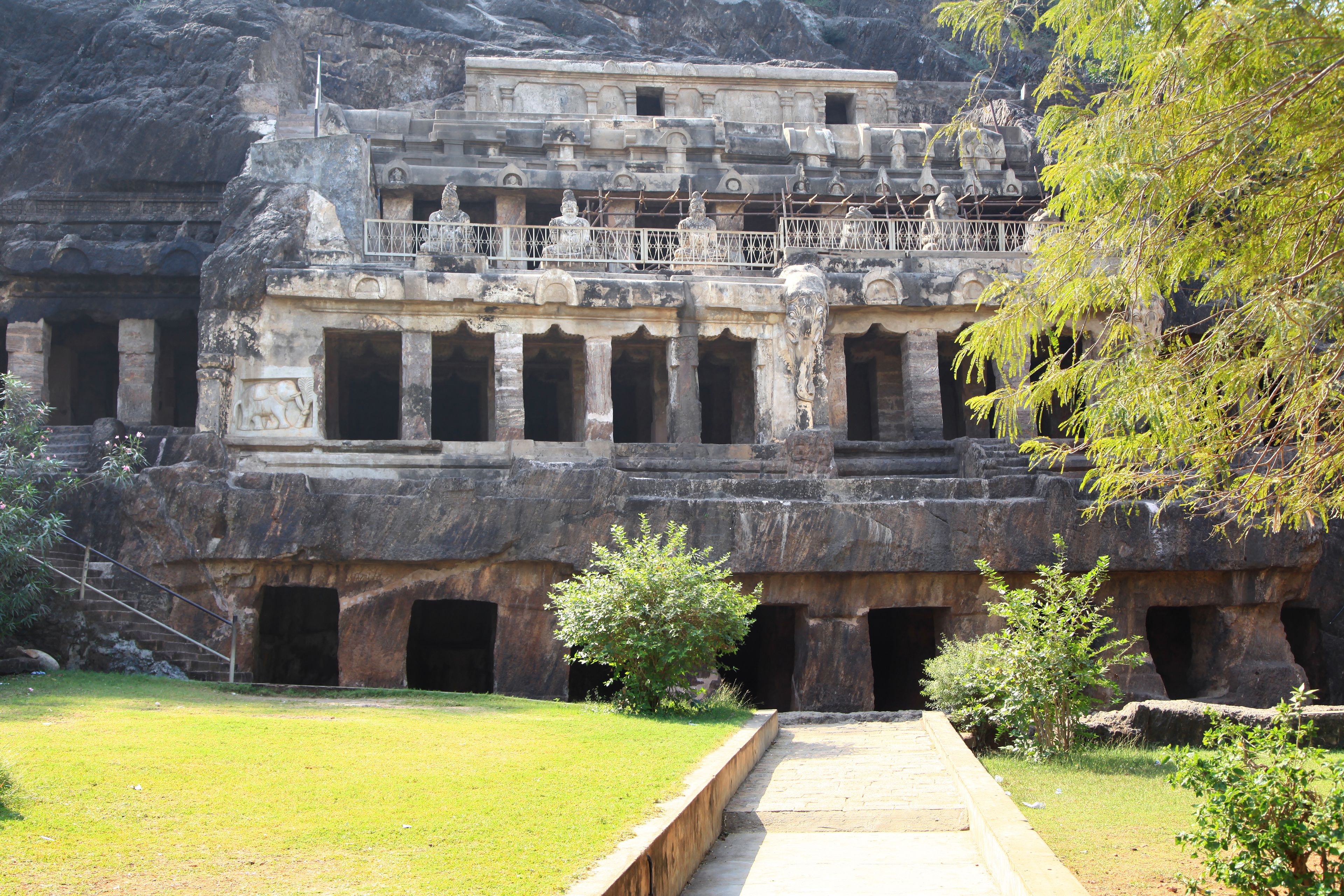 Una estructura antigua de piedra con varios niveles, columnas y una escalera central.
