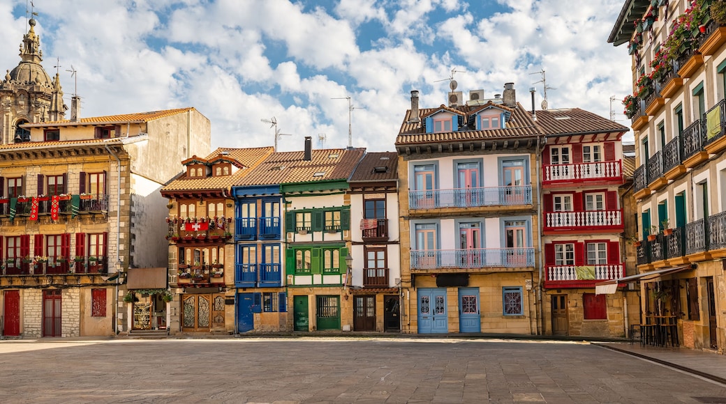 Una calle con edificios de colores, una iglesia y un cielo despejado.