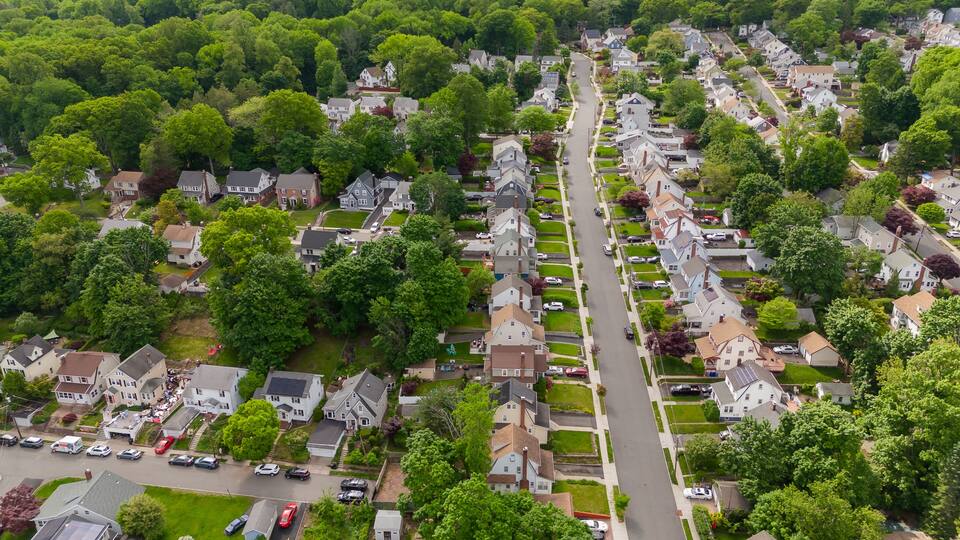Un quartier résidentiel avec des maisons, des rues et des arbres.