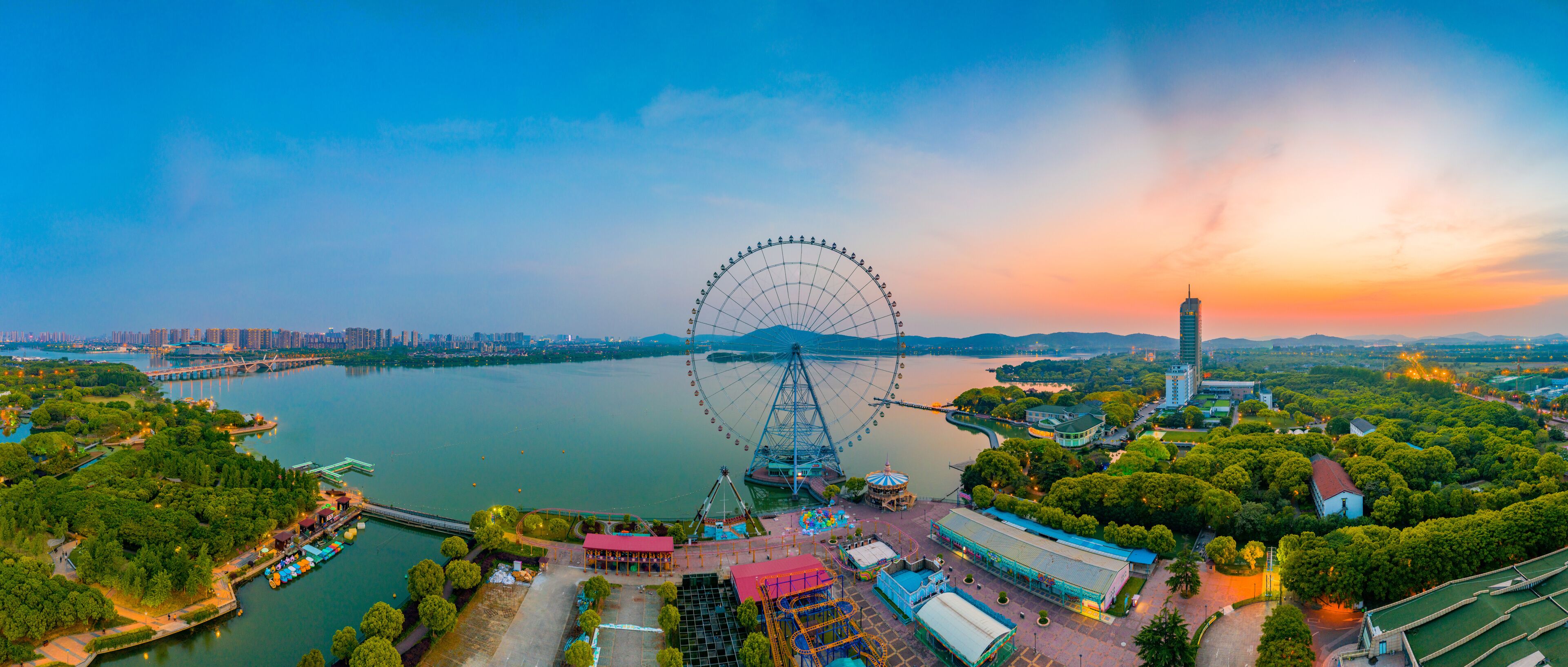 Dusk scenery of Lihu scenic spot, Wuxi City, Jiangsu Province, China